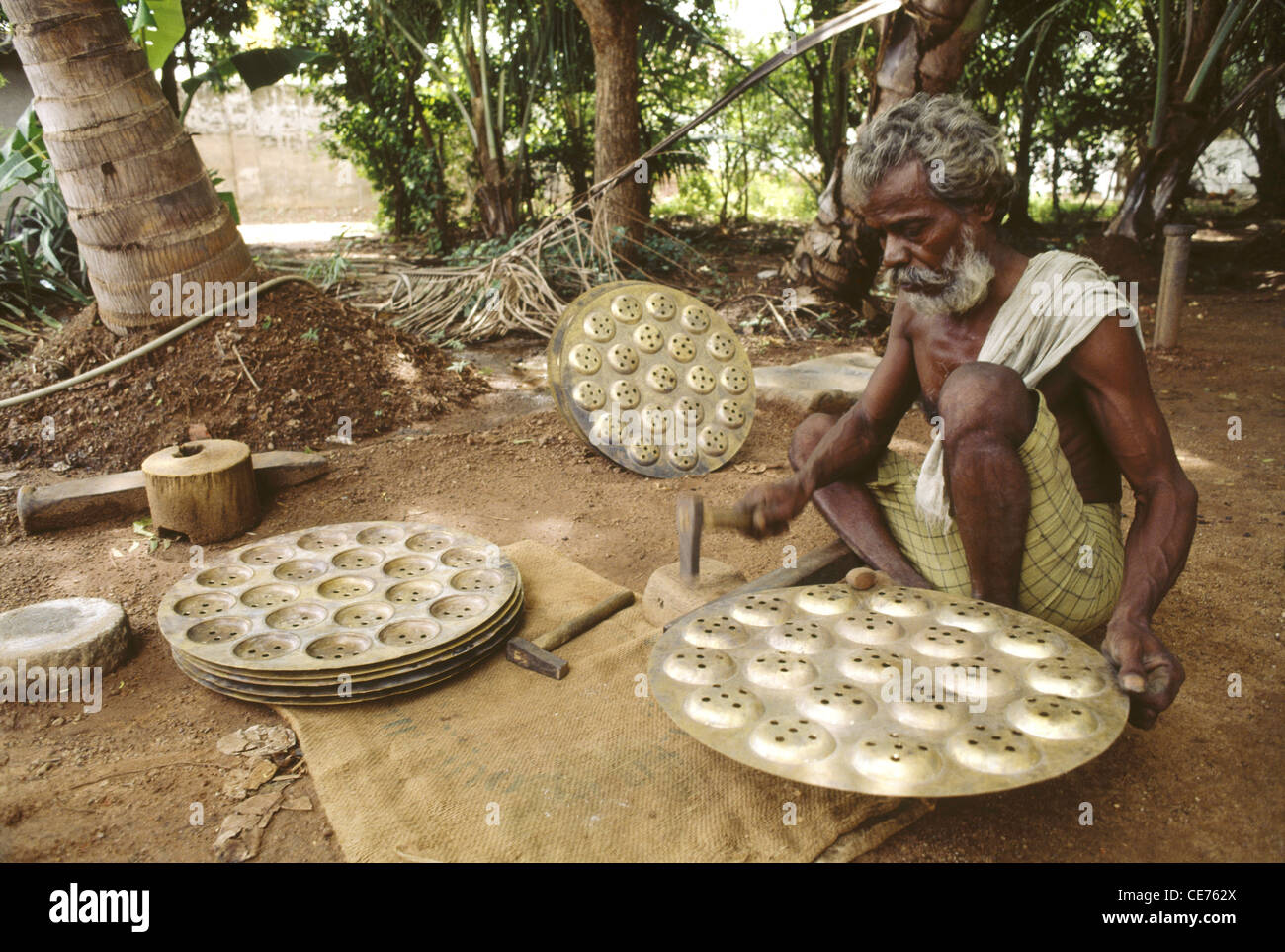 84761 MAA : indien de monter les plaques de cuisson les bras croisés Tamil nadu inde Banque D'Images