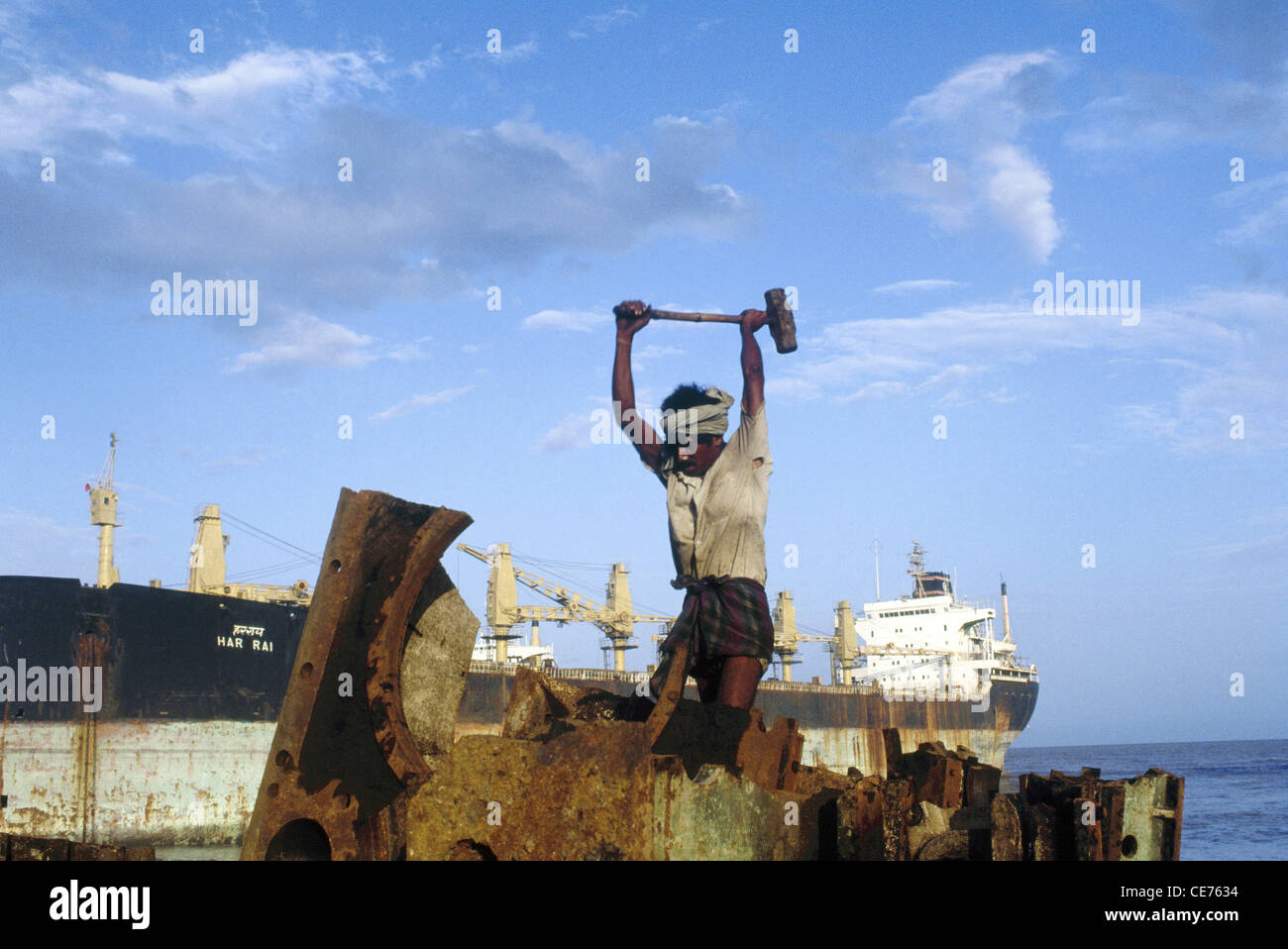 83126 RVA : indian man breaking ship bateau d'alang Gujarat Inde chantier de démolition Banque D'Images