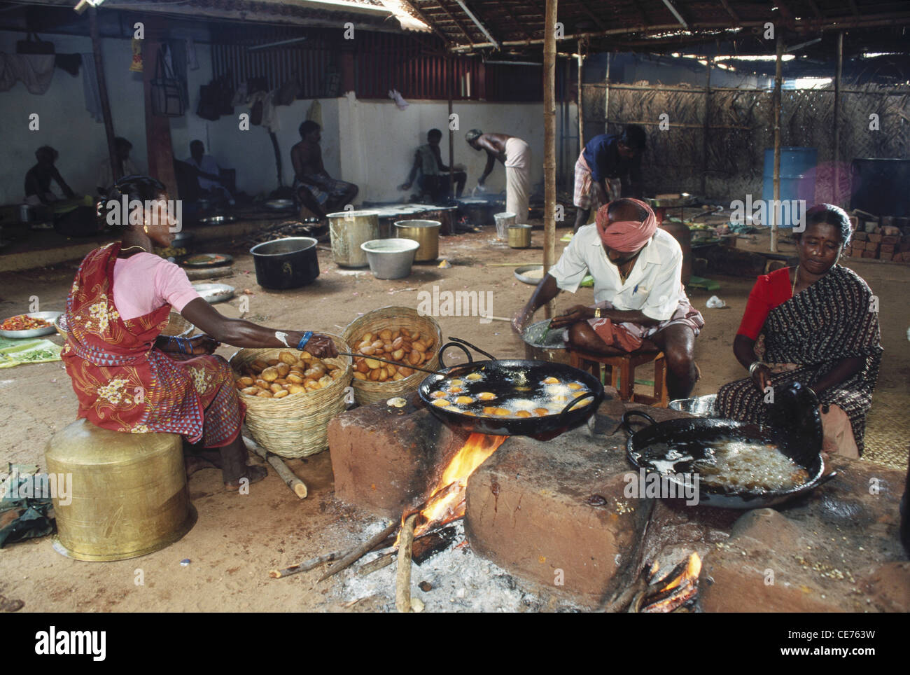 84769 MAA : indien, homme et femmes de cuisson nattukottai chettiar banquet de mariage nagarathar Tamil nadu inde Banque D'Images