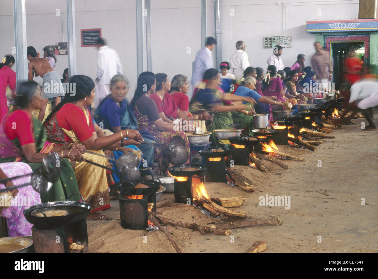 Les femmes indiennes Riz sucré cuisson jagré de célébrer onam festival Kerala Inde Banque D'Images