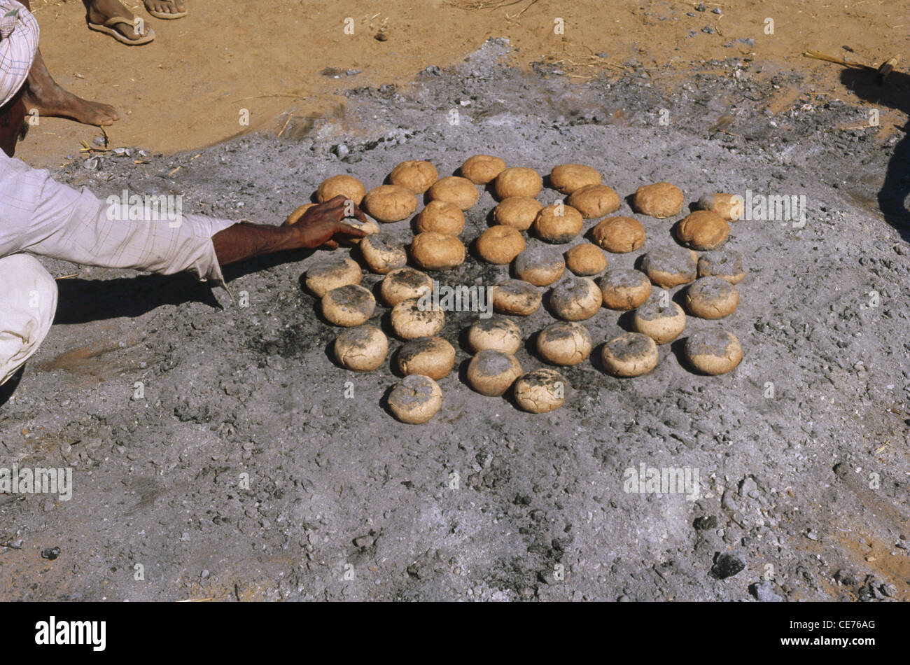 Homme faisant du pain indien sur poudre de charbon ; gujarat ; inde ; asie Banque D'Images
