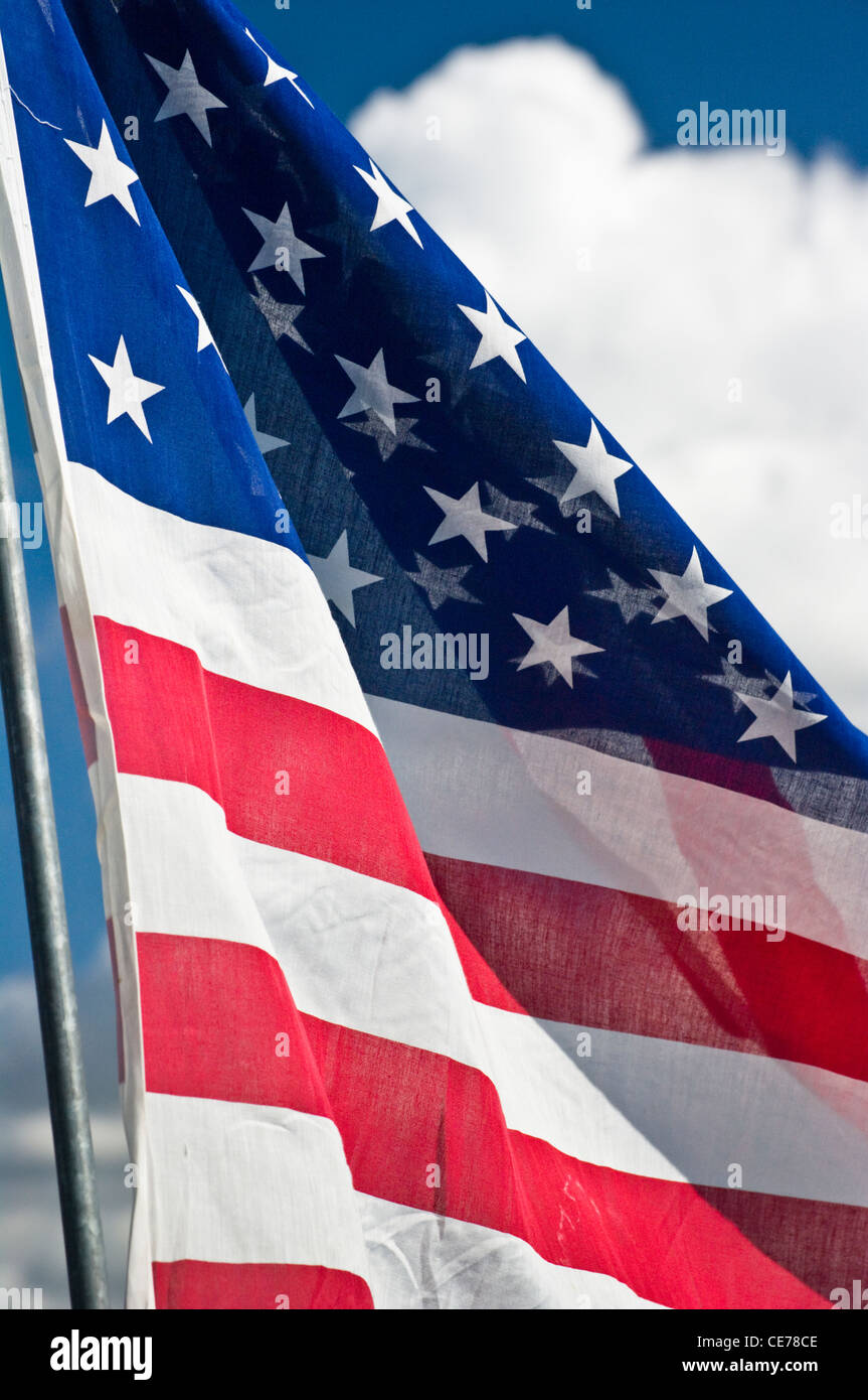 United States flag against a blue sky Banque D'Images