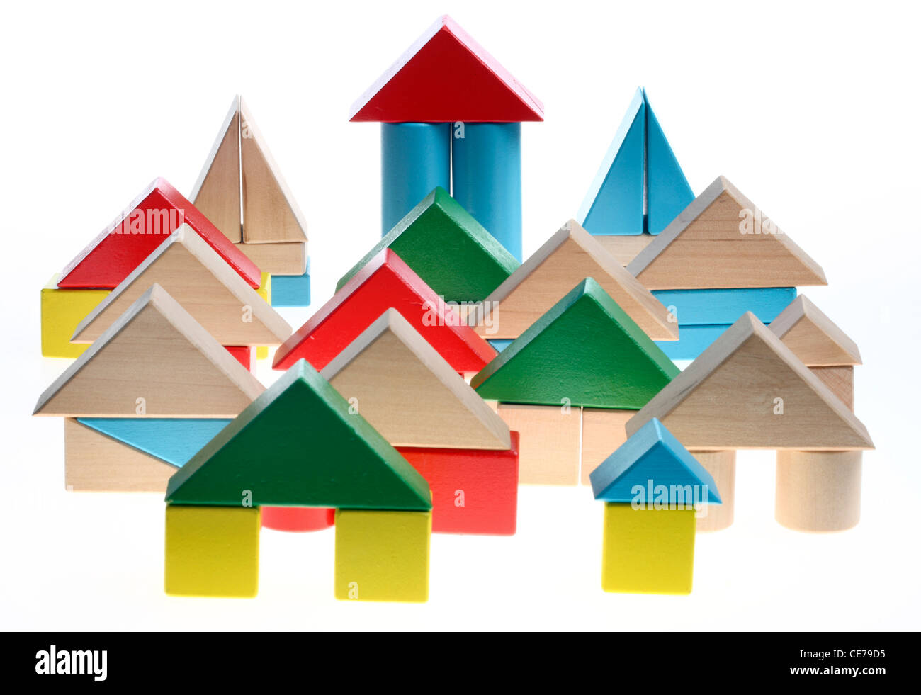 Image symbole. Vivant dans une ville, ville, village, le logement. Des blocs colorés, faits de bois. Les jouets. Banque D'Images