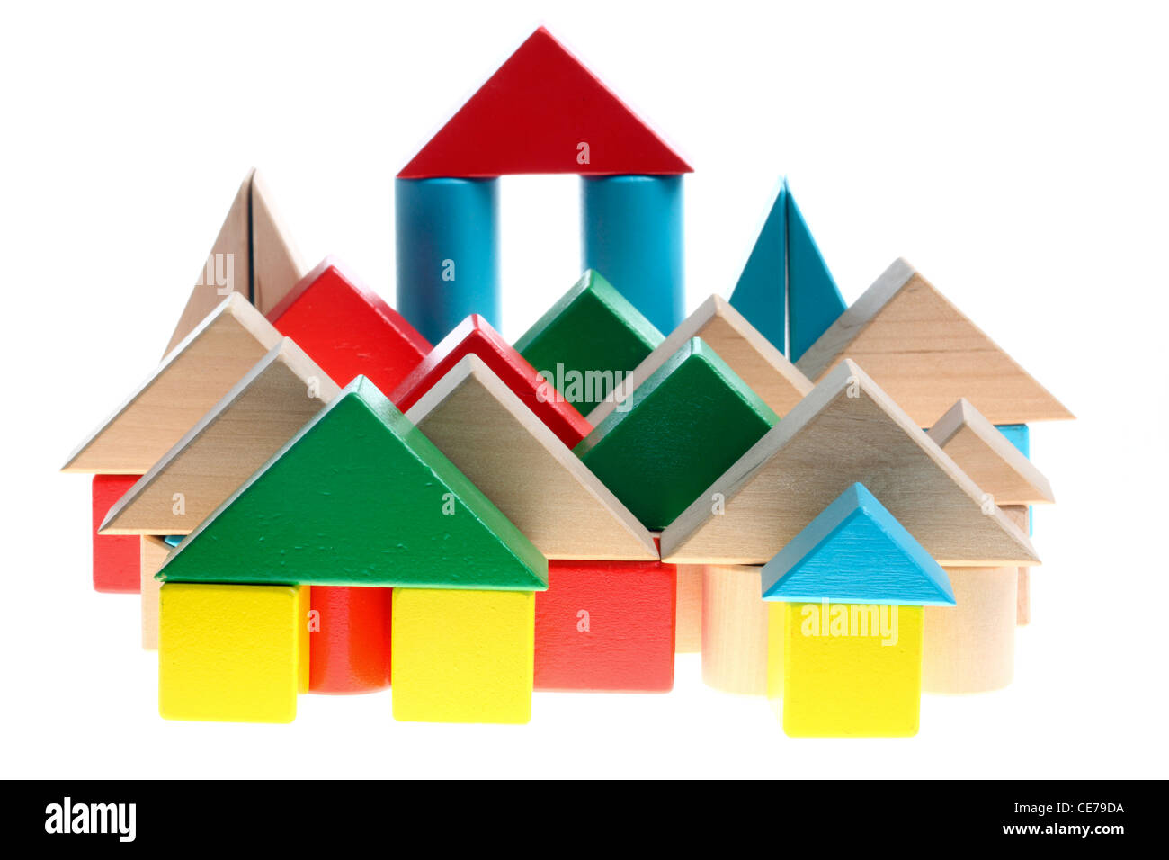 Image symbole. Vivant dans une ville, ville, village, le logement. Des blocs colorés, faits de bois. Les jouets. Banque D'Images