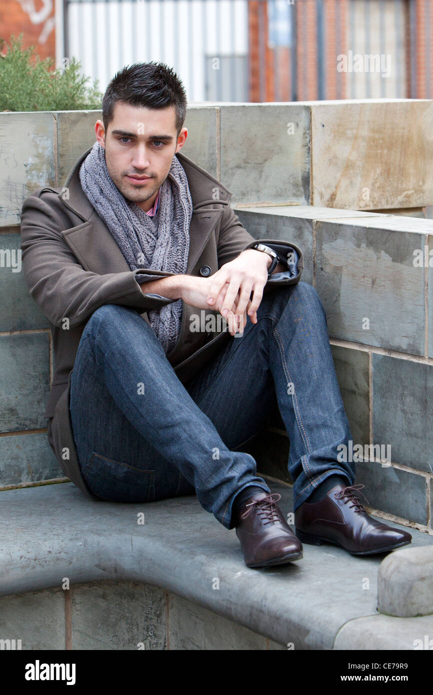 Trouver un modèle masculin de poser dans un cadre urbain, à Leeds, West Yorkshire, Angleterre Banque D'Images