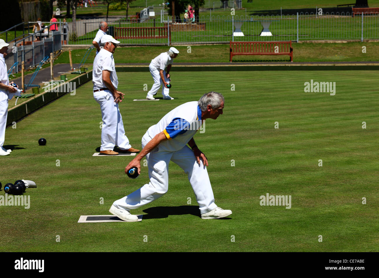 Man bowling lors d'un jeu de boules , Southborough Common , Tunbridge Wells , Kent , Angleterre Banque D'Images