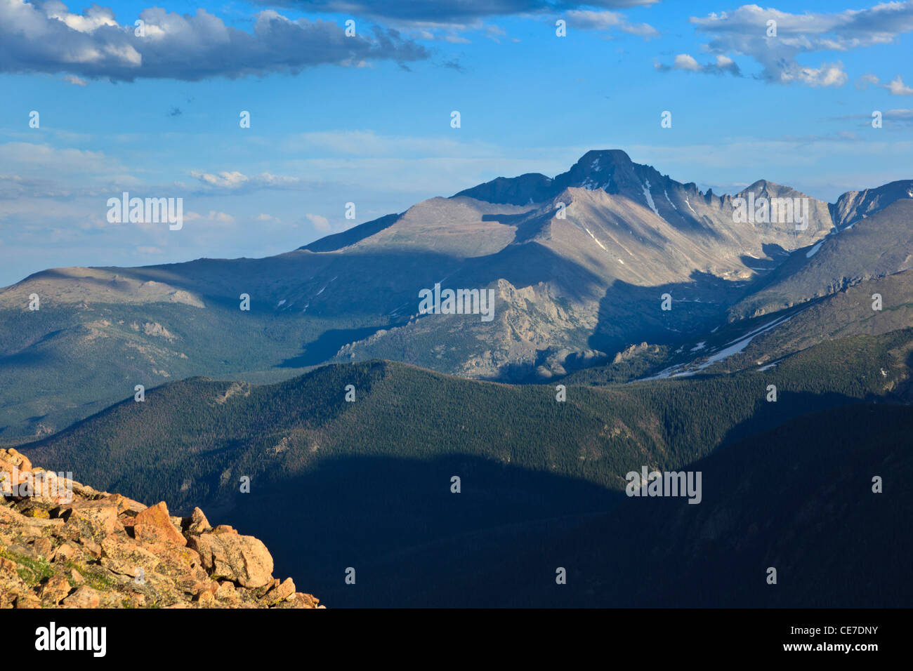 USA, Colorado, Rocky Mountain National Park, le long de la forêt de Crête Canyon Overlook Banque D'Images