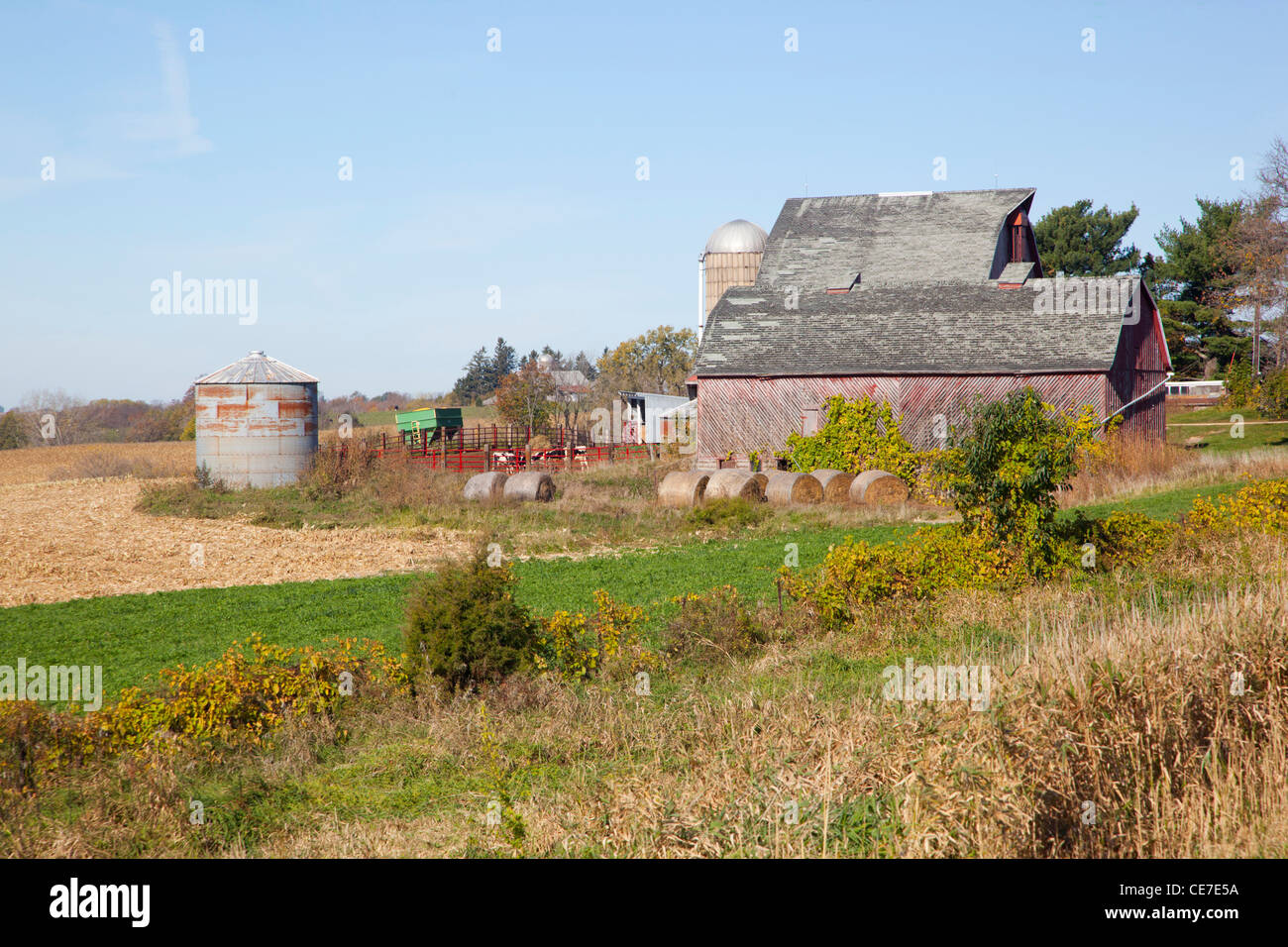 IA, Clayton County, Granges avec des balles de foin Banque D'Images