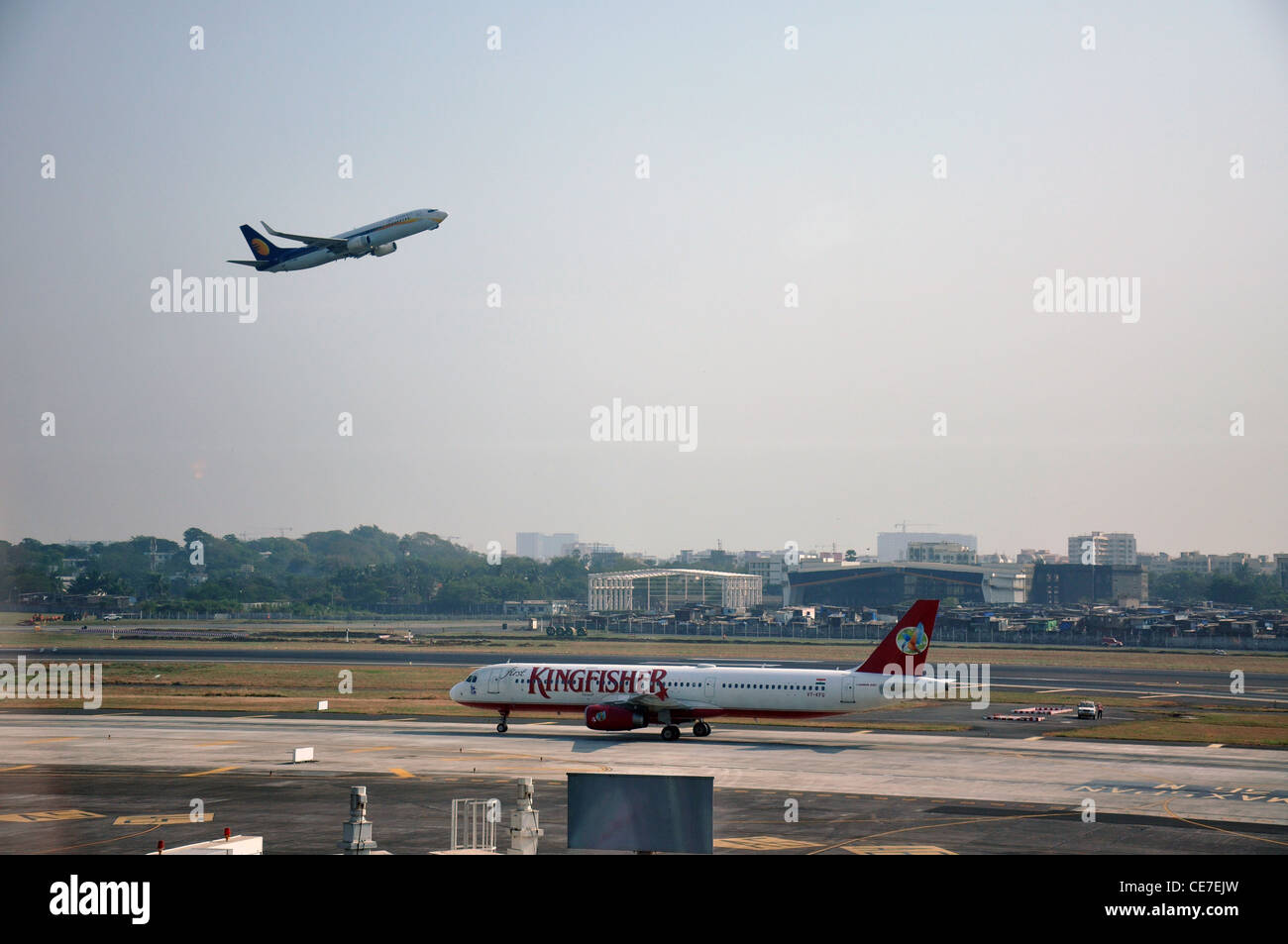 Deux avions dans un aéroport un vol Jet Airways au décollage et un atterrissage vol kingfisher Banque D'Images