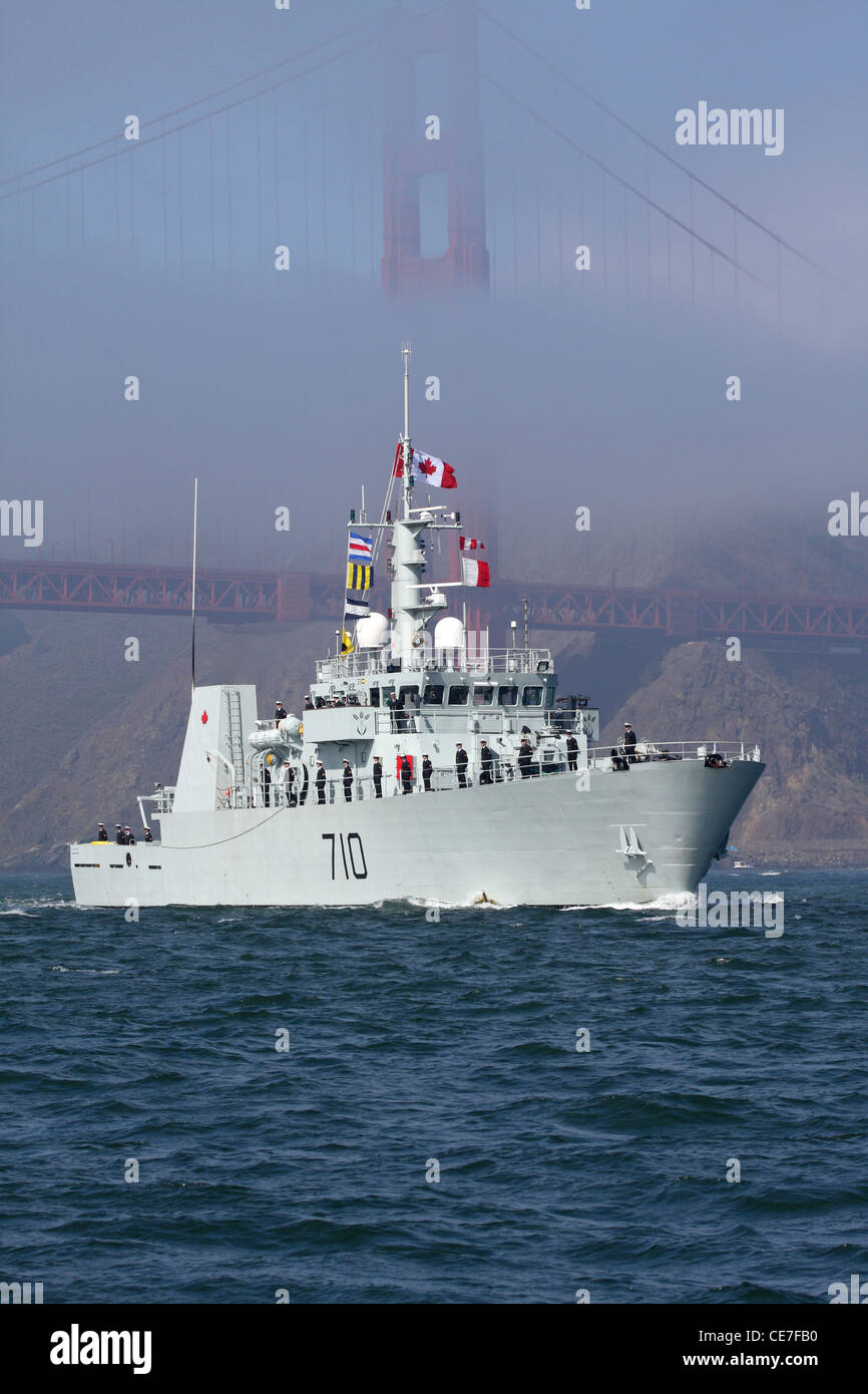 La Marine royale canadienne à Kingston, un navire de défense côtière NCSM Brandon (MM 710) passe à travers le Golden Gate Banque D'Images