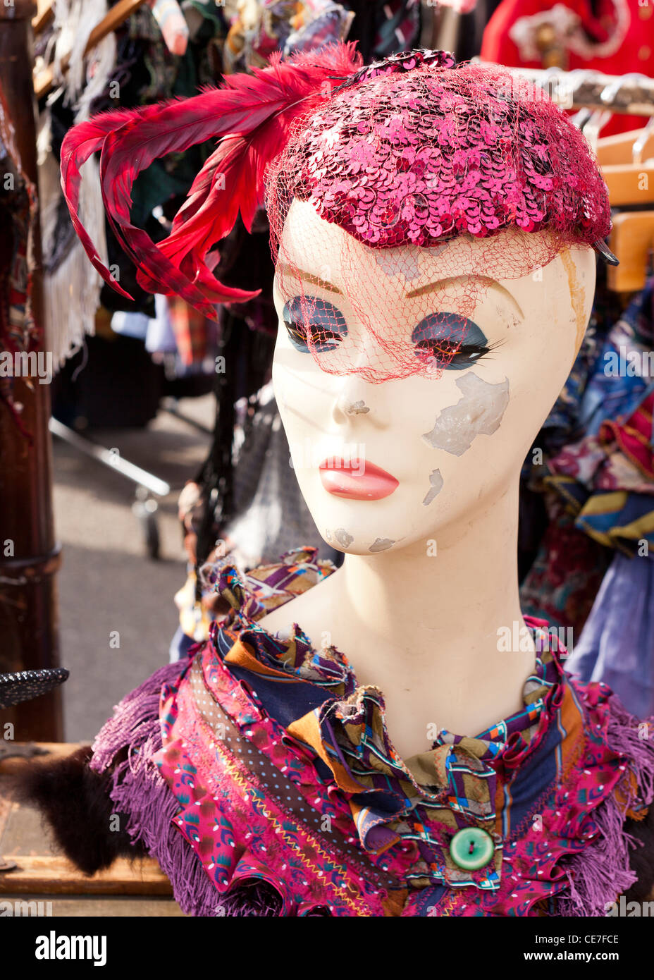 Tête de mannequin femme portant un chapeau de cocktail au marché aux puces Banque D'Images