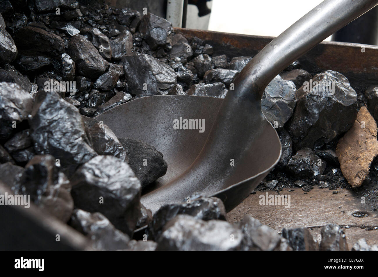 Pelleter du charbon Banque D'Images
