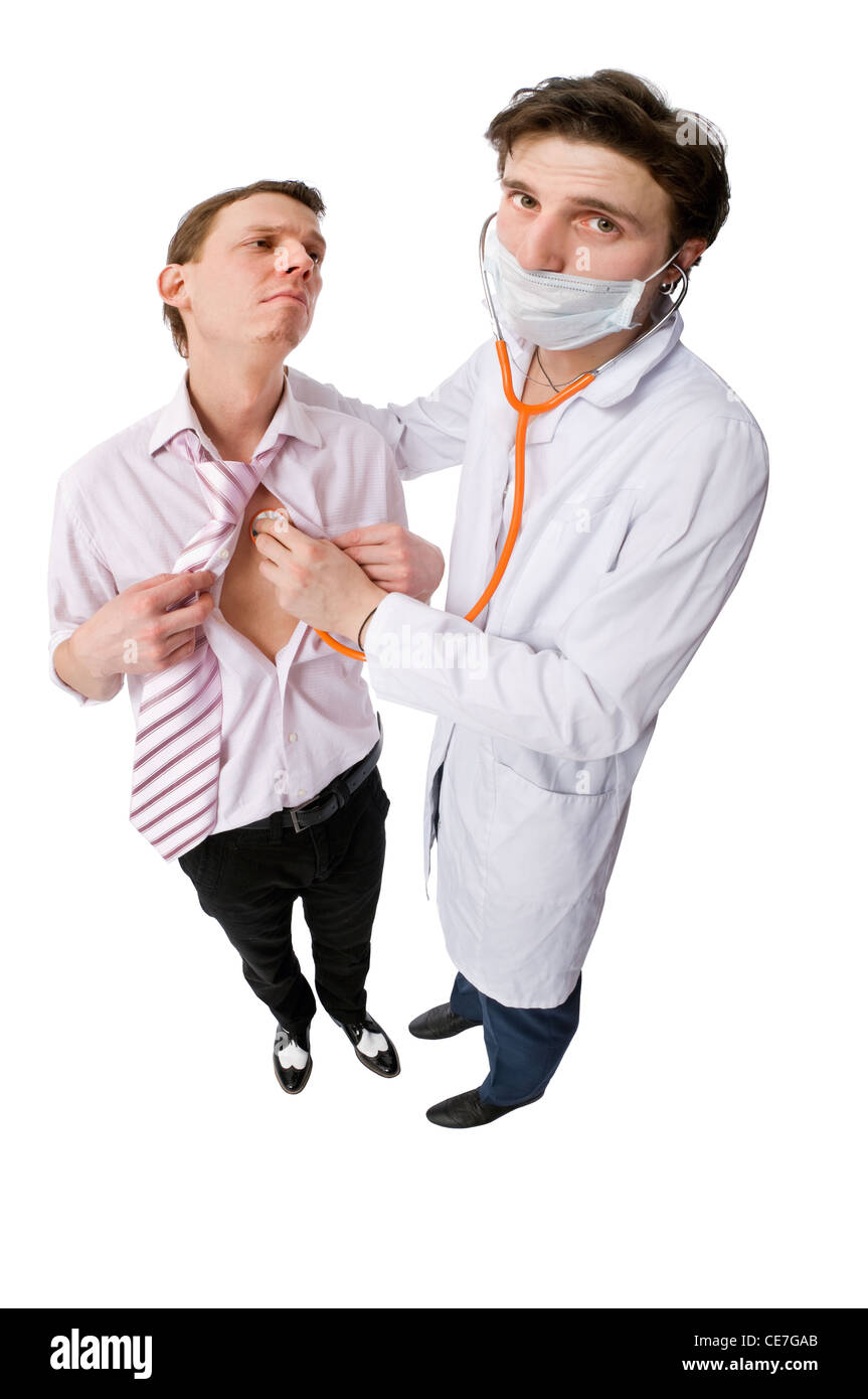 Patient et médecin d'effectuer un examen médical on white Banque D'Images