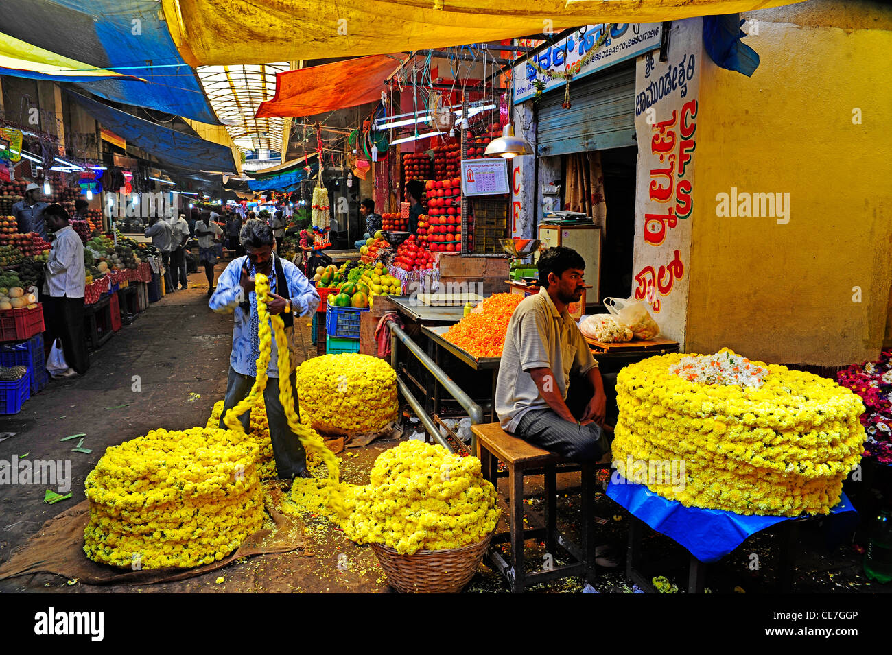 Fleurs jaune en vente au marché Devaraja à Mysore, Karnataka, Inde. Banque D'Images