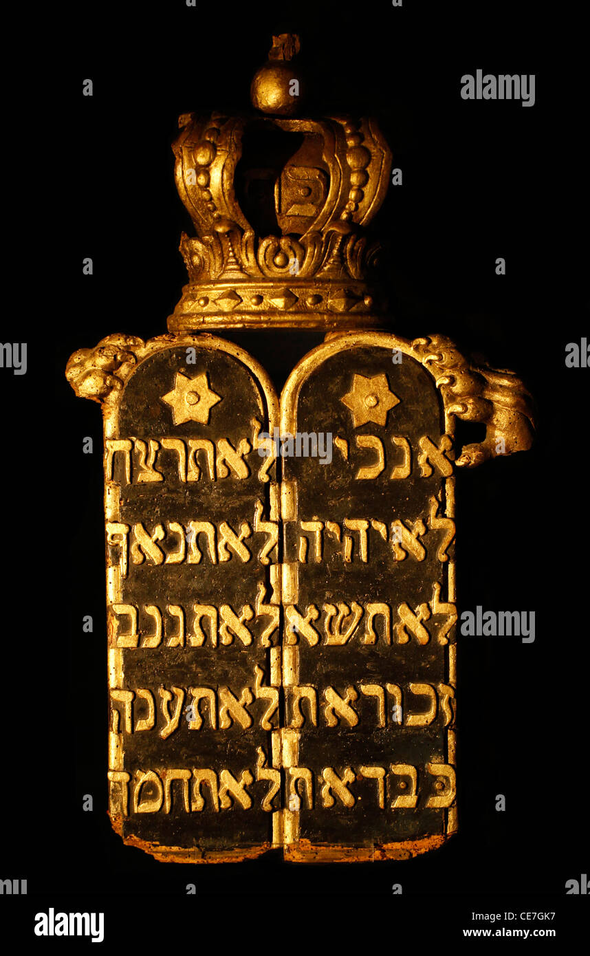 Les dix commandements en hébreu inscrit dans une Torah Ark penderie qui contient les rouleaux de la Torah juive dans la synagogue de Yad Vashem, Musée de l'histoire de l'Holocauste pour les Juifs victimes dans la partie ouest de Jérusalem Israël Banque D'Images