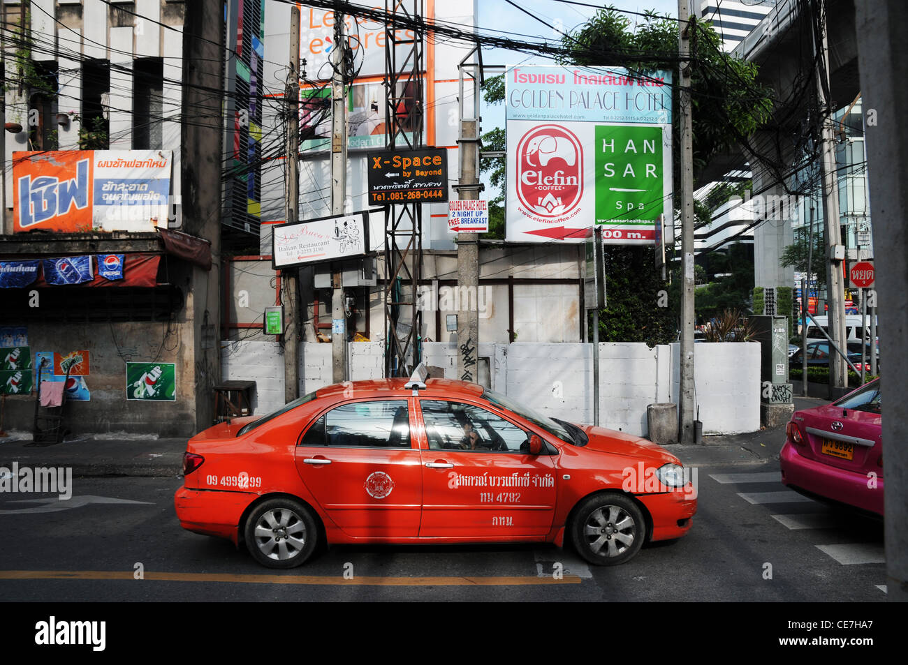 Taxi rouge à la jonction dans Sukhumvit Road, Bangkok, Thaïlande Banque D'Images