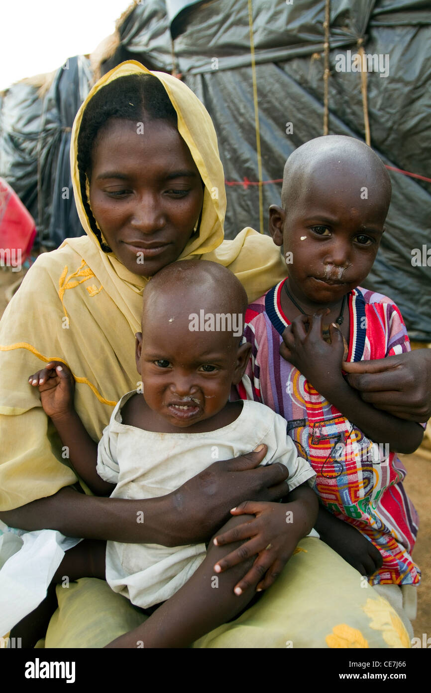 Femme avec ses enfants du camp de réfugiés de Darfour au Soudan Banque D'Images