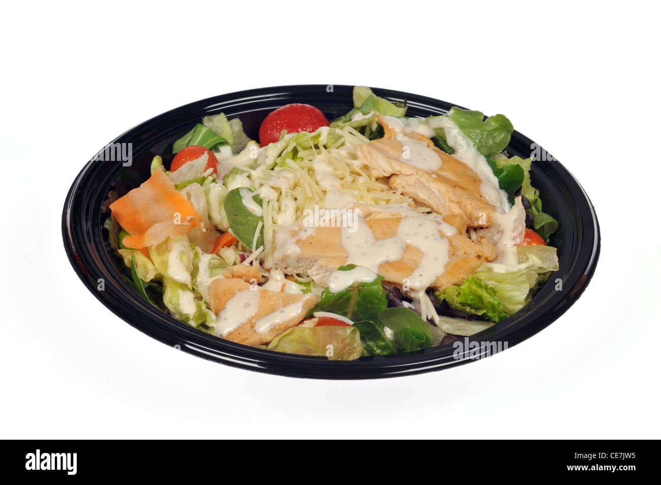 McDonalds salade césar au poulet grillé avec sauce sur fond blanc. Banque D'Images