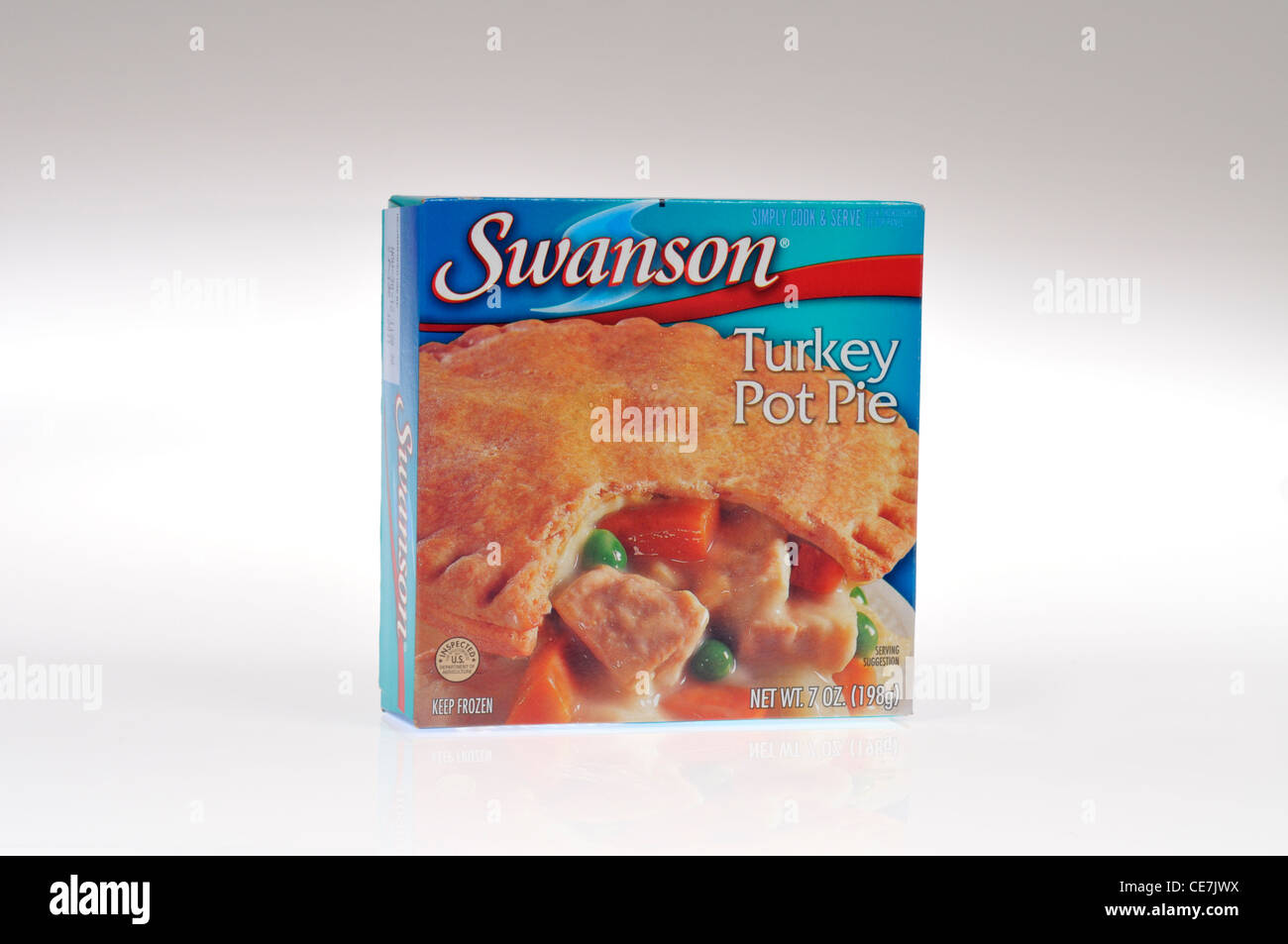 Swanson dinde pot pie plat le dîner dans l'emballage sur fond blanc. USA Banque D'Images