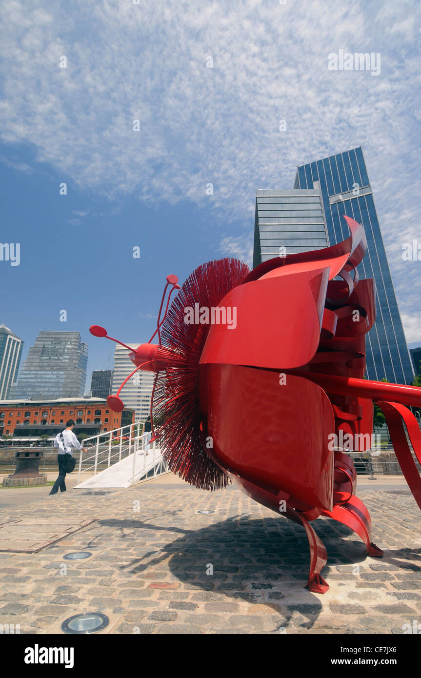 La passiflore rouge sculpture sur le dock, Puerto Madero, Buenos Aires, Argentine. Aucune communication ou MR Banque D'Images