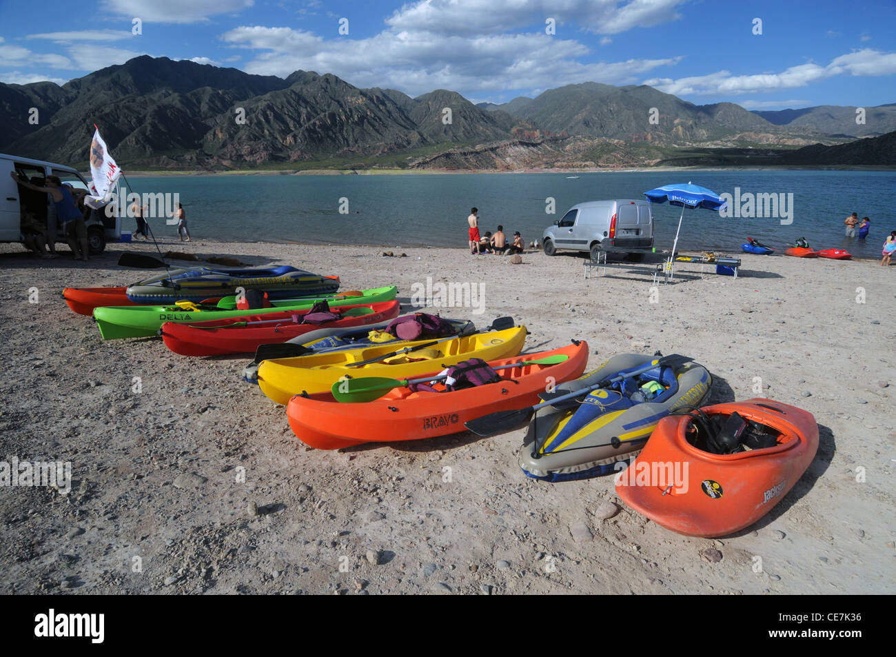 Location de kayaks sur les rives d'un réservoir en amont du lac de Mendoza, Argentine. Pas de monsieur ou PR Banque D'Images