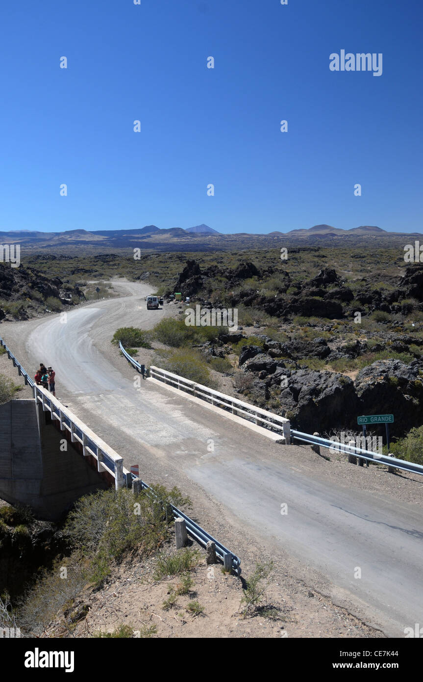 Pont sur le Rio Grande, avec le Parque Nacional Payunia en arrière-plan, Mendoza, Argentine. Pas de monsieur ou PR Banque D'Images