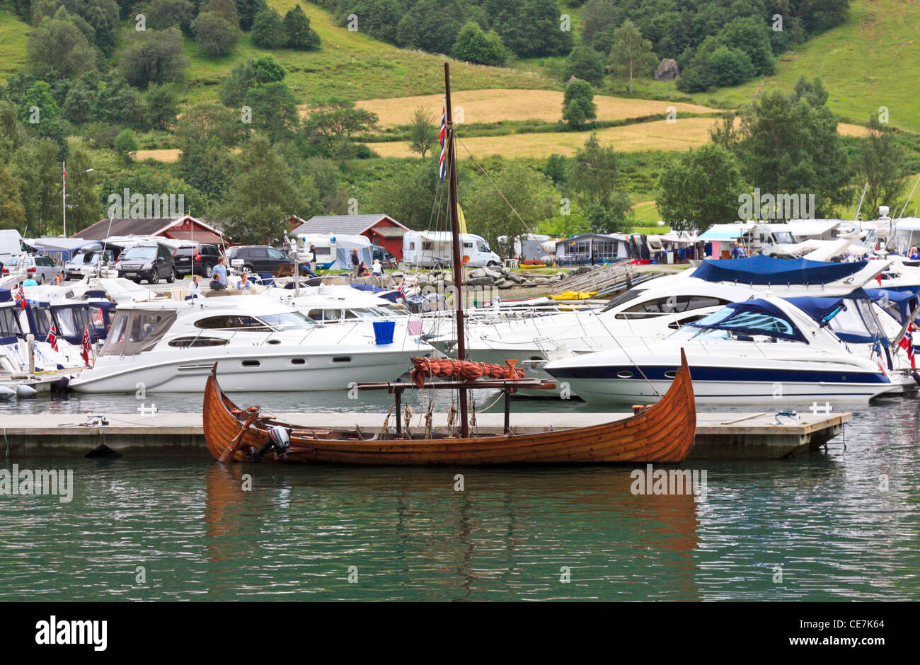 Bateau à voile Viking traditionnel restauré dans une marina à Hellesylt, fjord de Geiranger, Norvège Banque D'Images