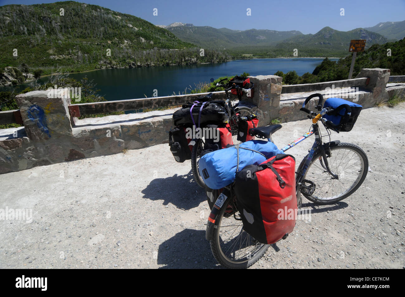 Des vélos de randonnée sacoches avec vue sur lac Machonico parqué, sept lacs Route panoramique, l'Argentine Banque D'Images
