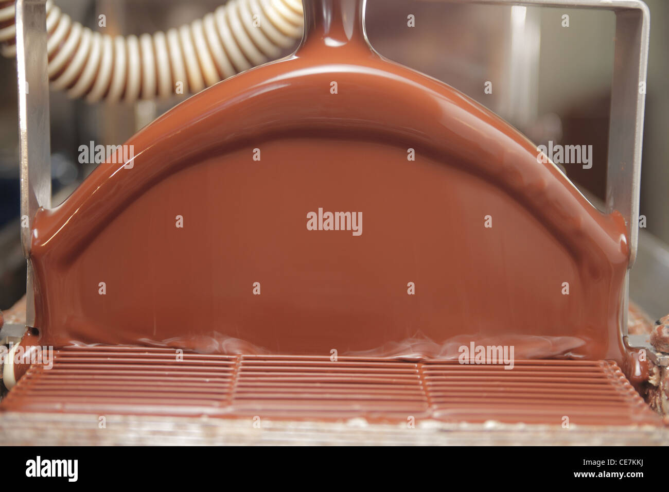 Cascade de chocolat brun en usine Banque D'Images