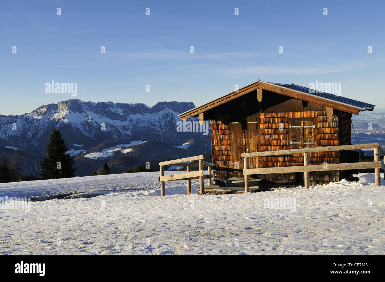 Chalet de montagne dans le paysage d'hiver enneigé, Alpes bavaroises, Allemagne. Banque D'Images