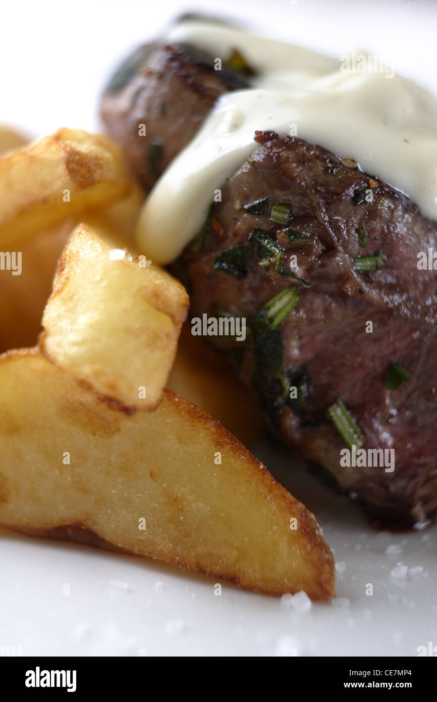 Helen épicé de surlonge Mon boeuf noir gallois avec la crème fraîche et moutarde chips coupés à la main Banque D'Images