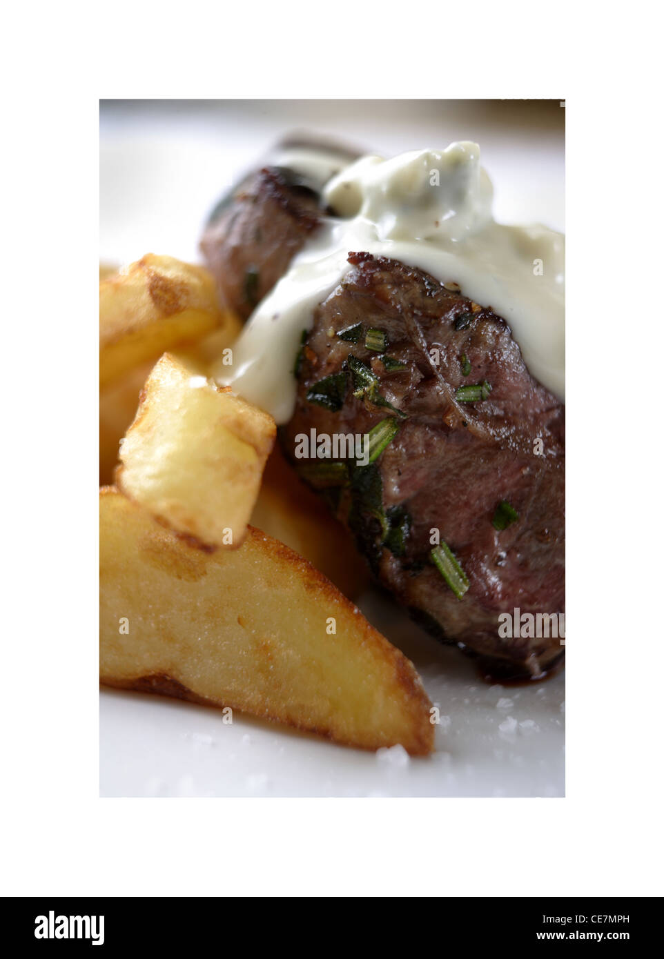 Helen épicé de surlonge Mon boeuf noir gallois avec la crème fraîche et moutarde chips coupés à la main Banque D'Images