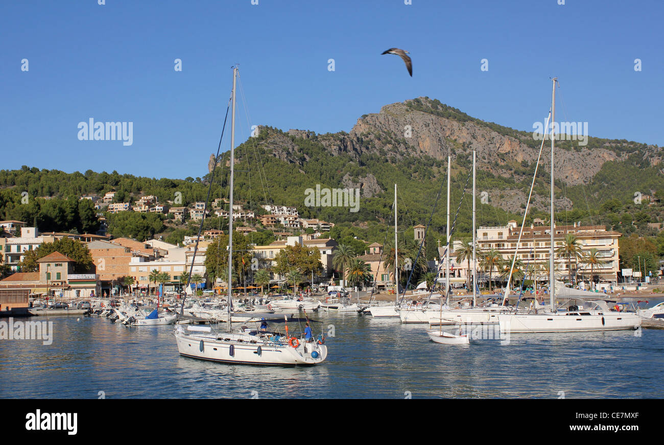 - Scène avec yacht à entrer dans Puerto Soller / Port de Soller, nord ouest de Majorque, Iles Baléares Banque D'Images