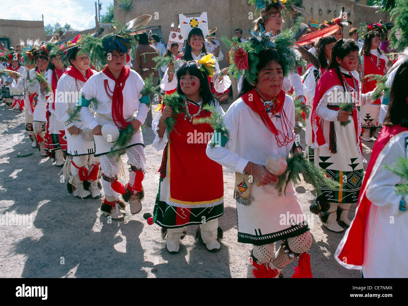 Les Indiens effectuer la Danse du maïs bleu, Santa Clara Pueblo, New Mexico, USA Banque D'Images