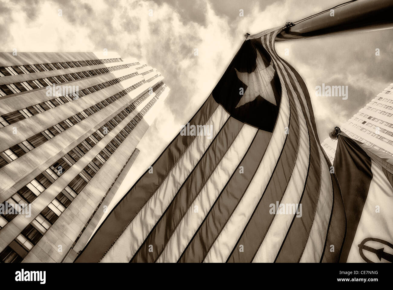 30 Rockefeller Center, façade et drapeaux au vent, de dessous, de la Rockefeller Plaza, Manhattan, New York City, USA, 2012, en sépia Banque D'Images