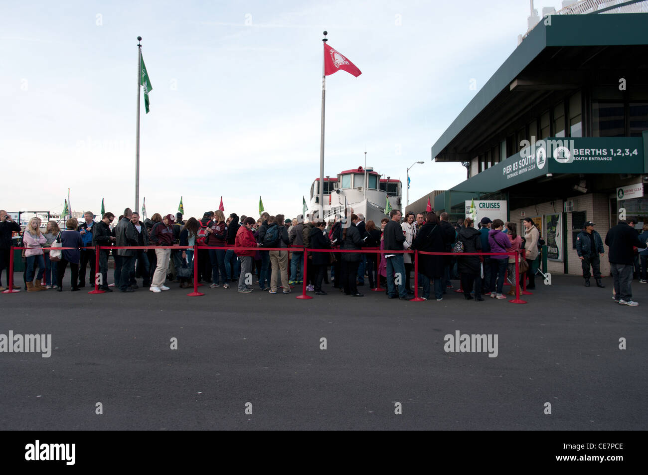 La queue pour les touristes de croisière Circle Line tour New York City, USA Banque D'Images