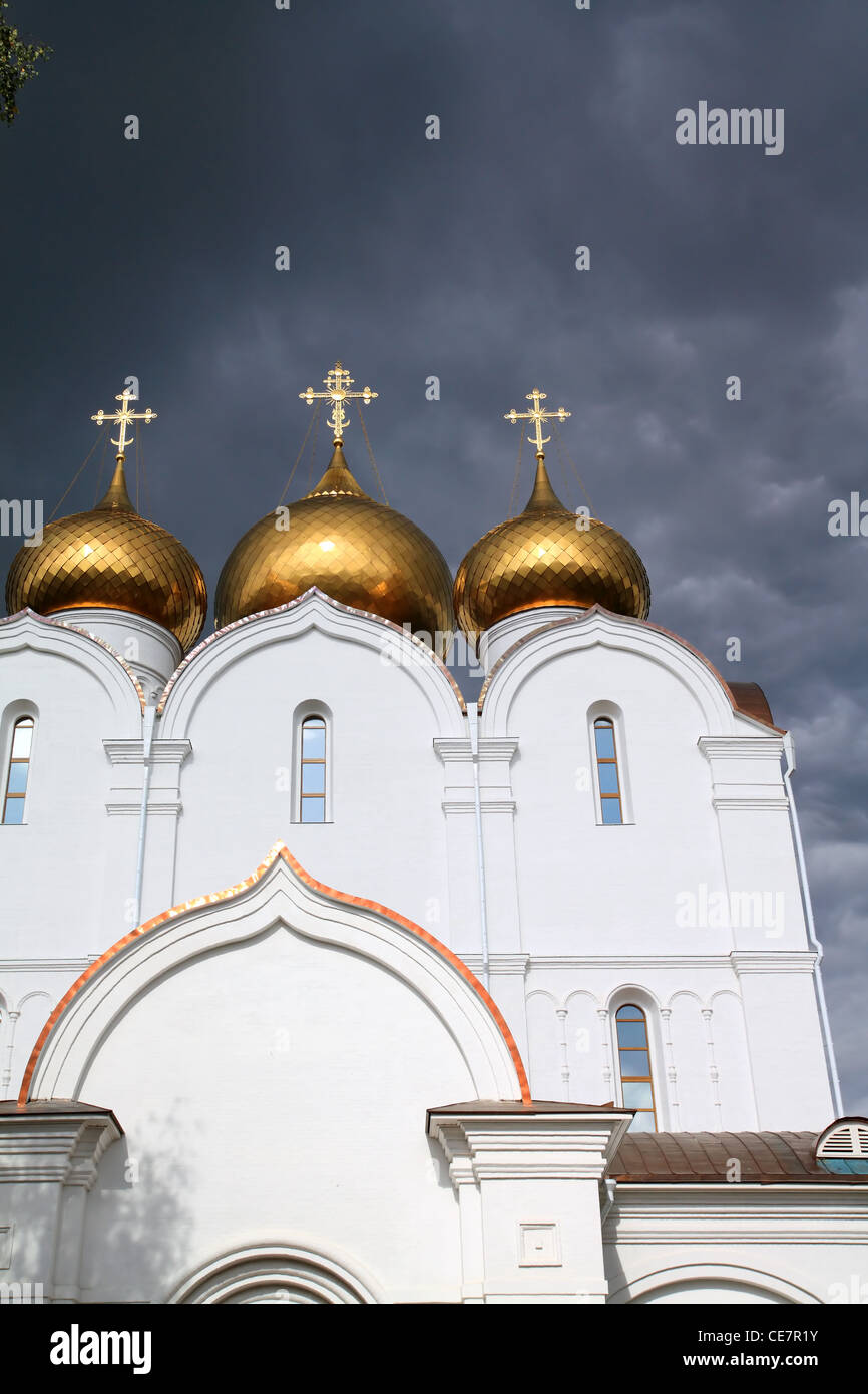 L'Église chrétienne orthodoxe sur fond nuageux Banque D'Images