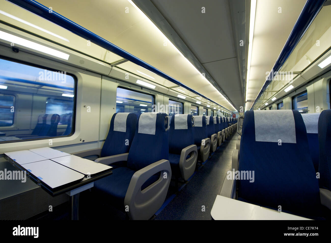 À l'intérieur d'un train de passagers vide Banque D'Images