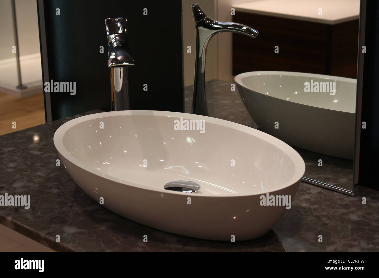 Évier en acier inoxydable Miroir de salle de bains de luxe de facette Banque D'Images