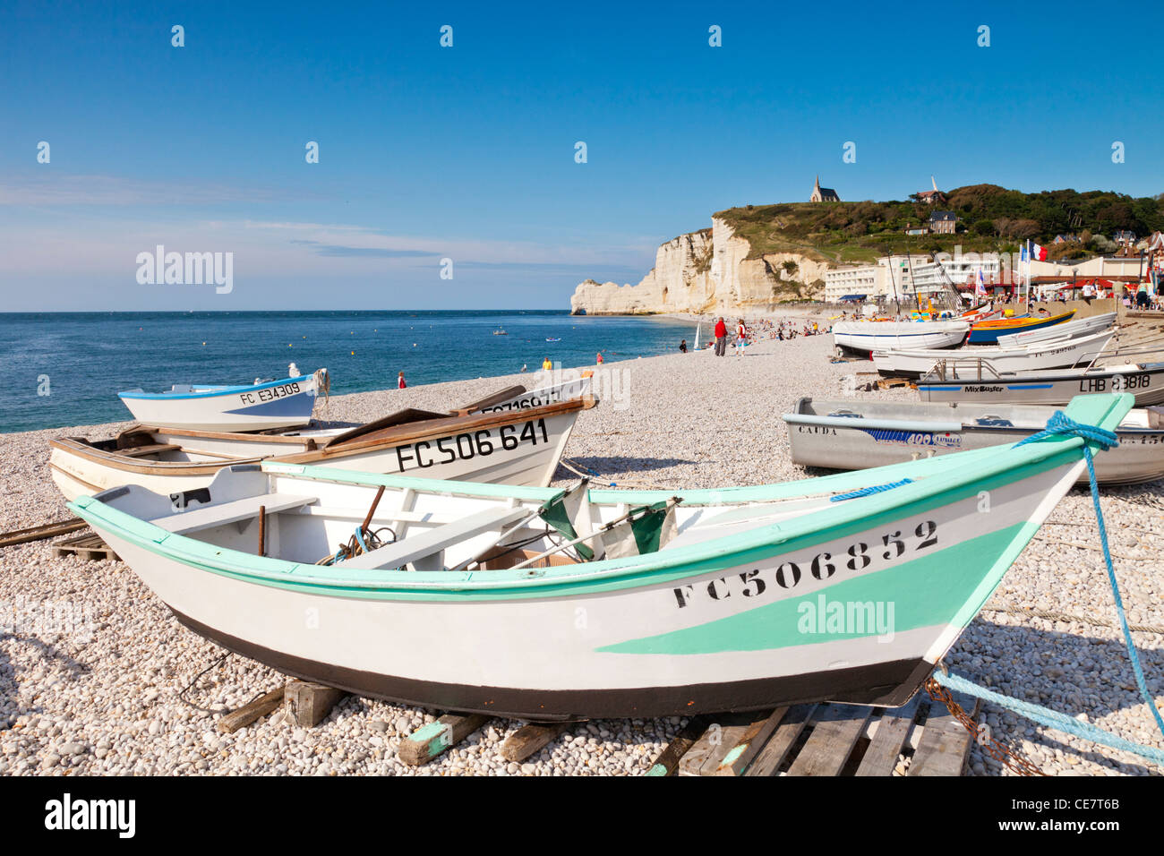 Bateaux sur la plage d'Etretat, Normandie, France. Banque D'Images