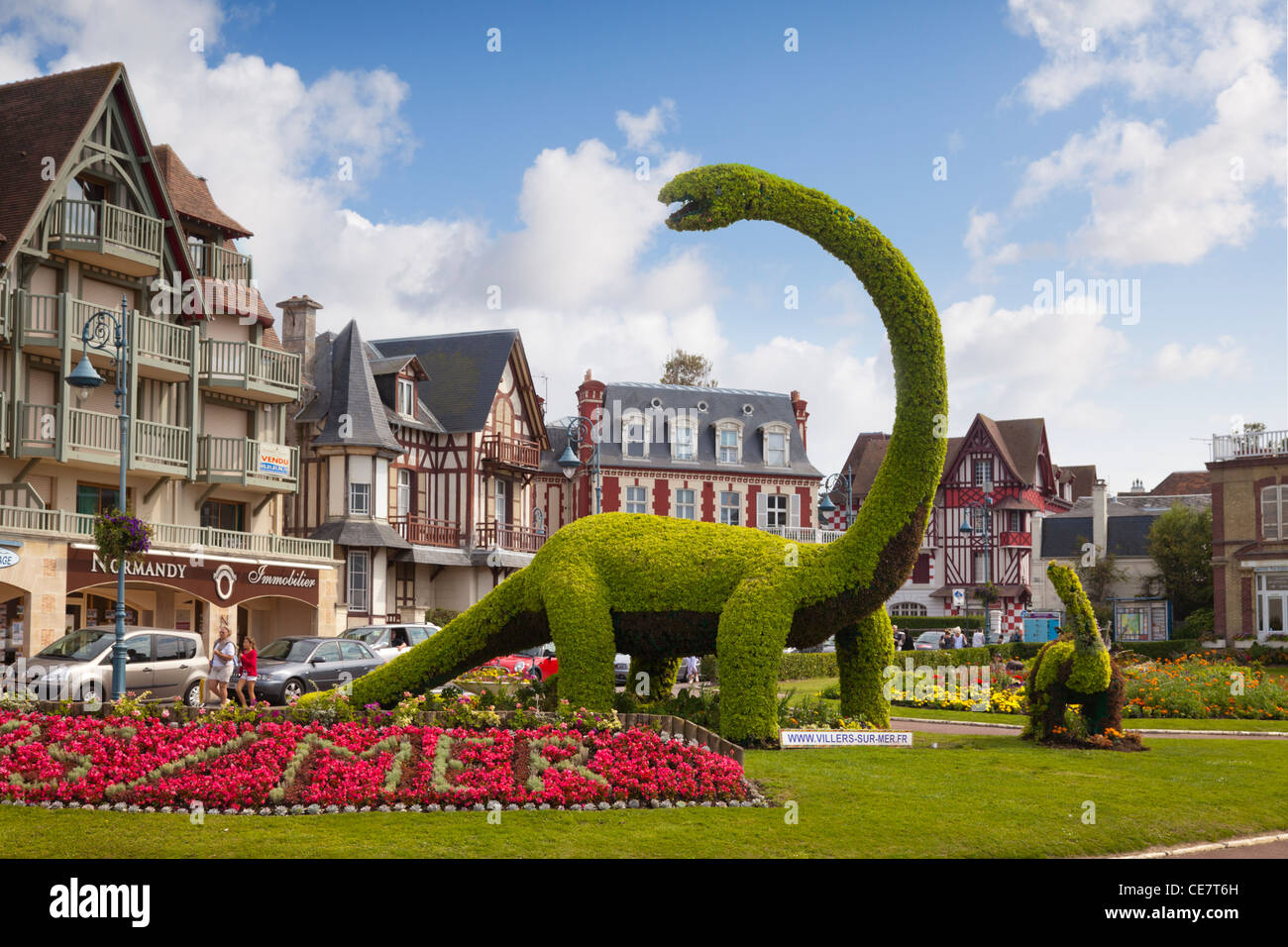 Topiary dinosaure dans le centre de la ville balnéaire de Villers-sur-Mer, Normandie, France. Banque D'Images