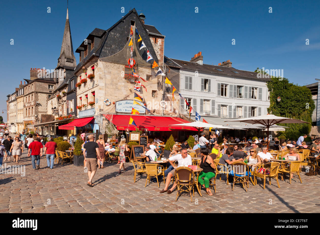 Cafe encombrée de touristes à Honfleur, Normandie, France, sur une belle journée d'été. Banque D'Images