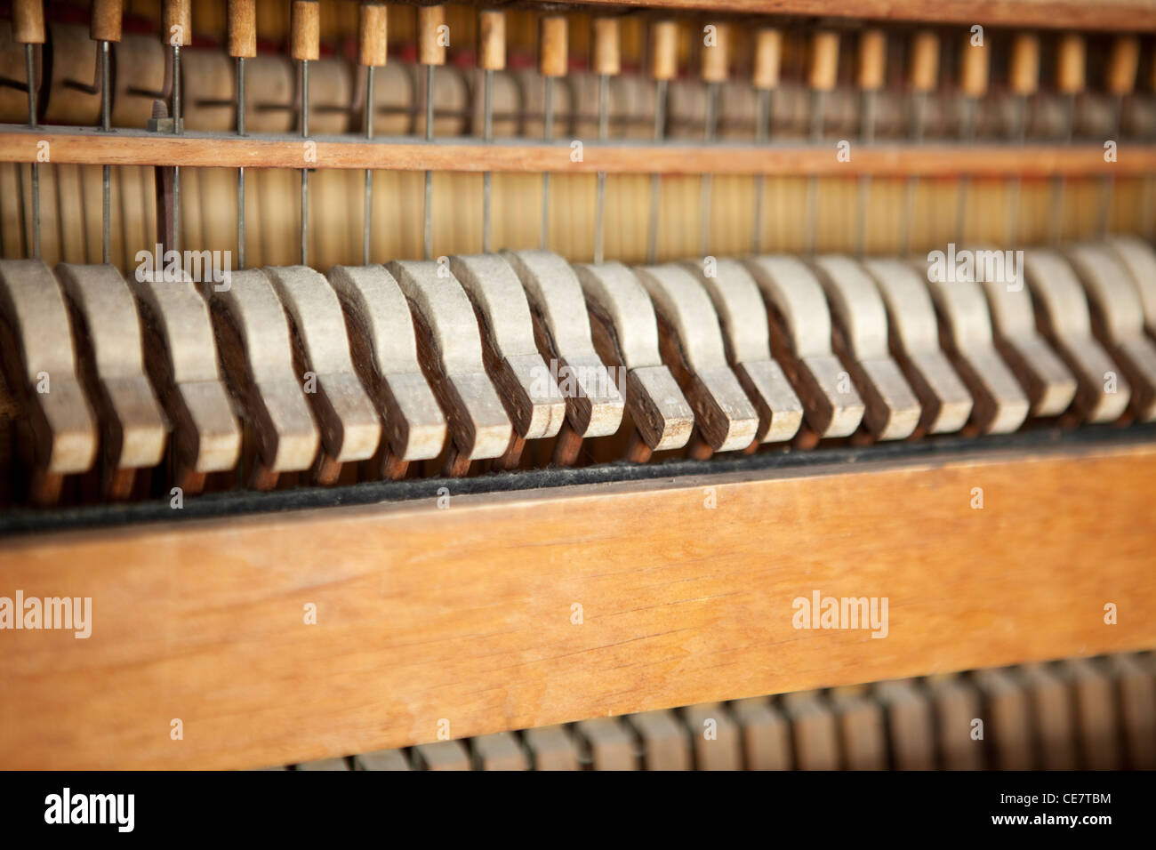 Marteaux de piano et cordes, piano antique, gros plan Banque D'Images
