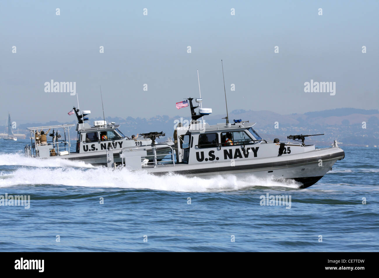 La Marine américaine patrouille des forces de sécurité le front de mer de San Francisco dans une paire de 34 pied arche mer Bateau de sécurité de la Marine. Banque D'Images