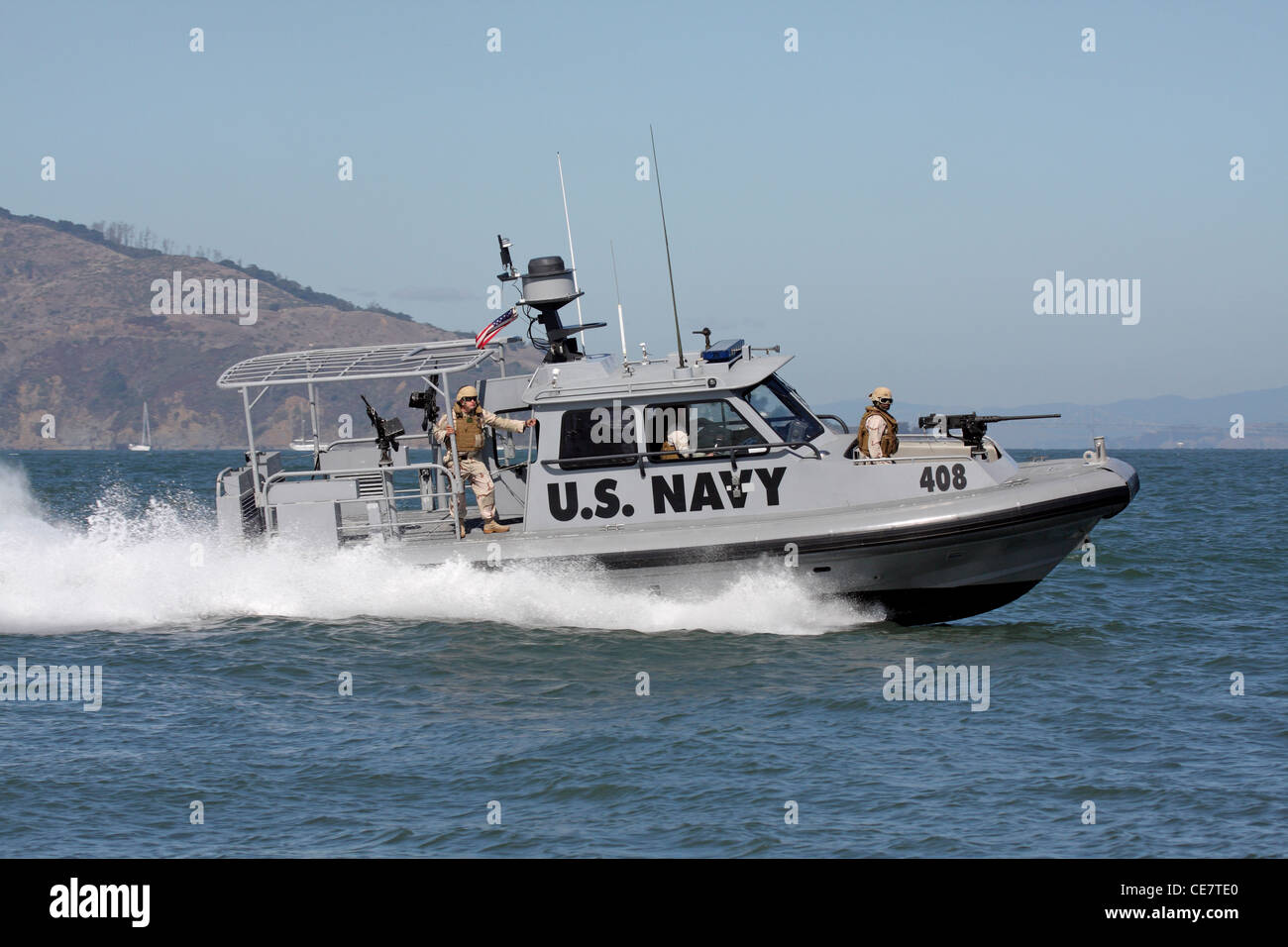 La Marine américaine patrouille des forces de sécurité le front de mer de San Francisco dans un 34 pied arche mer Bateau de sécurité de la Marine. Banque D'Images