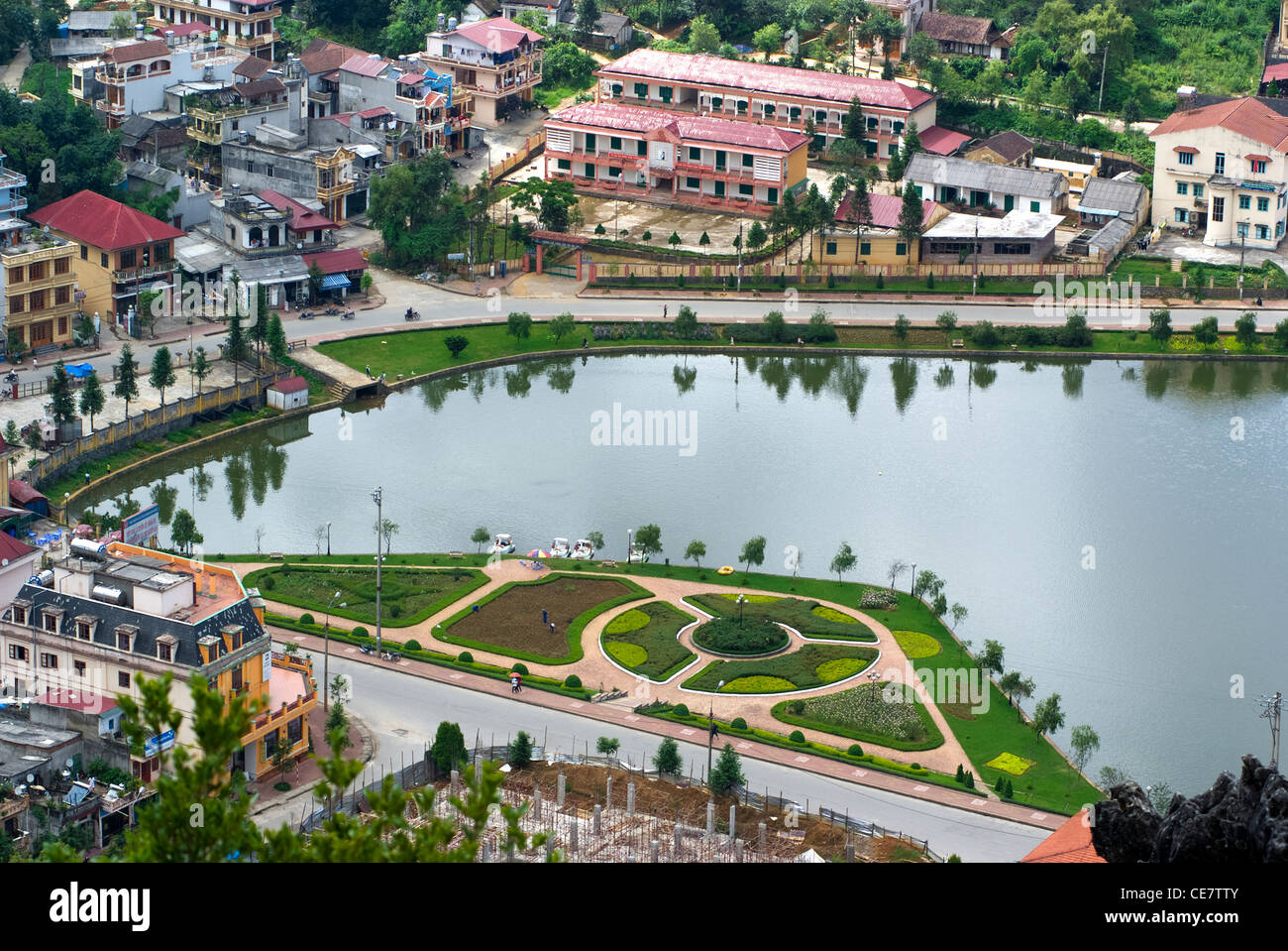 Vue aérienne de grappes de bâtiments niché dans la verte vallée de Sapa, Vietnam Banque D'Images