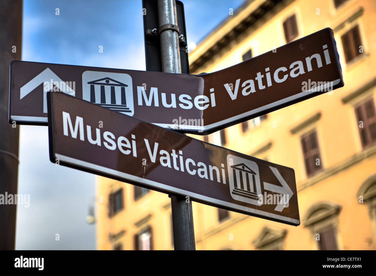 Signalisation confuse à Rome, Latium, Italie Banque D'Images