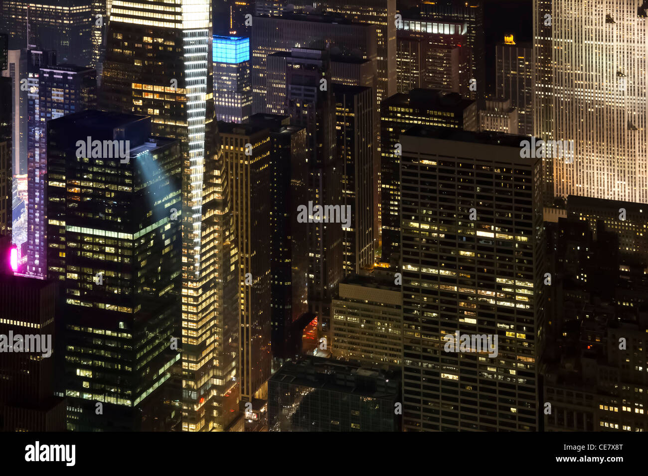 Bonne nuit vue sur New Yorks skyscraper Banque D'Images