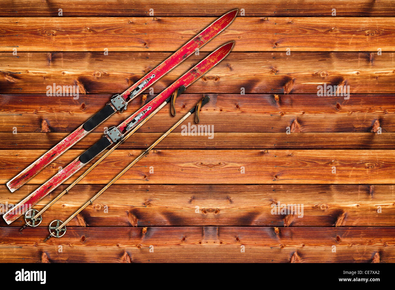 Ski Vintage fixé sur mur en bois Banque D'Images