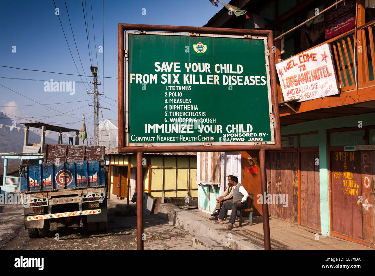 L'Inde, de l'Arunachal Pradesh, Village de Tawang, Jang, l'éducation sanitaire, signe de la vaccination Banque D'Images